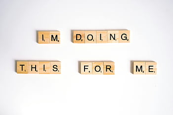 scrabble dlaždice, detailní záběr, bílý povrch, dřevěné dlaždice, Dělám to pro sebe, motivační citát, péče, osobní růst, Inspirativní zpráva, figurky, dopis dlaždice