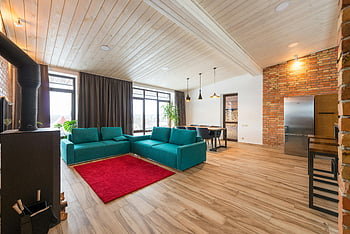 divano verde acqua, pavimento in legno marrone, muro di mattoni, soggiorno moderno, Sampatico soggiorno, soggiorno elegante, tappeto rosso, design contemporaneo, interior design, spazio vitale, arredamento moderno