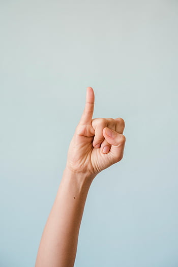 rechter hand, roze vinger omhoog, minimalistisch gebaar, zachte blauwe achtergrond, handgebaar, gebaarsleutelwoorden, vinger omhoog, blauwe achtergrond, handteken, minimalistisch beeld, persoon hand