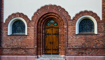Hnědá a bílá struktura, červené cihly, dekorativní dřevěné dveře, subotica, Srbsko, ohromující fasáda, klenutá okna, vitráže, architektonické detaily, exteriér budovy, Ozdobený design
