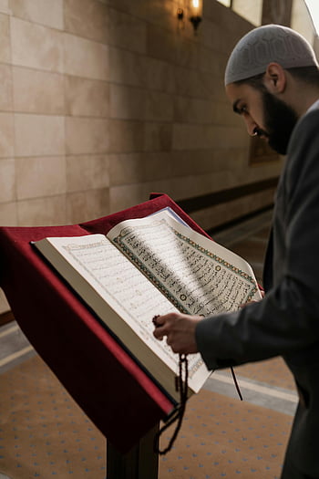 Mann, svart jakkesjakke, lesning, bok, quran, moské, åndelig hengivenhet, islamsk kultur, voksen mann, bønneperler, religiøs tekst