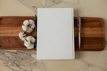 bílý notebook, pero, bavlněné květy, dřevěný podnos, minimalistický dekor, Nápady na pracovní prostor, bavlna, zásobník, notebook, pero a bavlna, minimalistický pracovní prostor