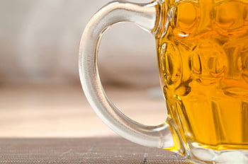 glazen mok, ijzige biermok, Golden Ale, houten oppervlak, gedetailleerde weergave, ijzig glas, bierglas, ijzige mok, gouden bier, houten tafel, ijzig bier