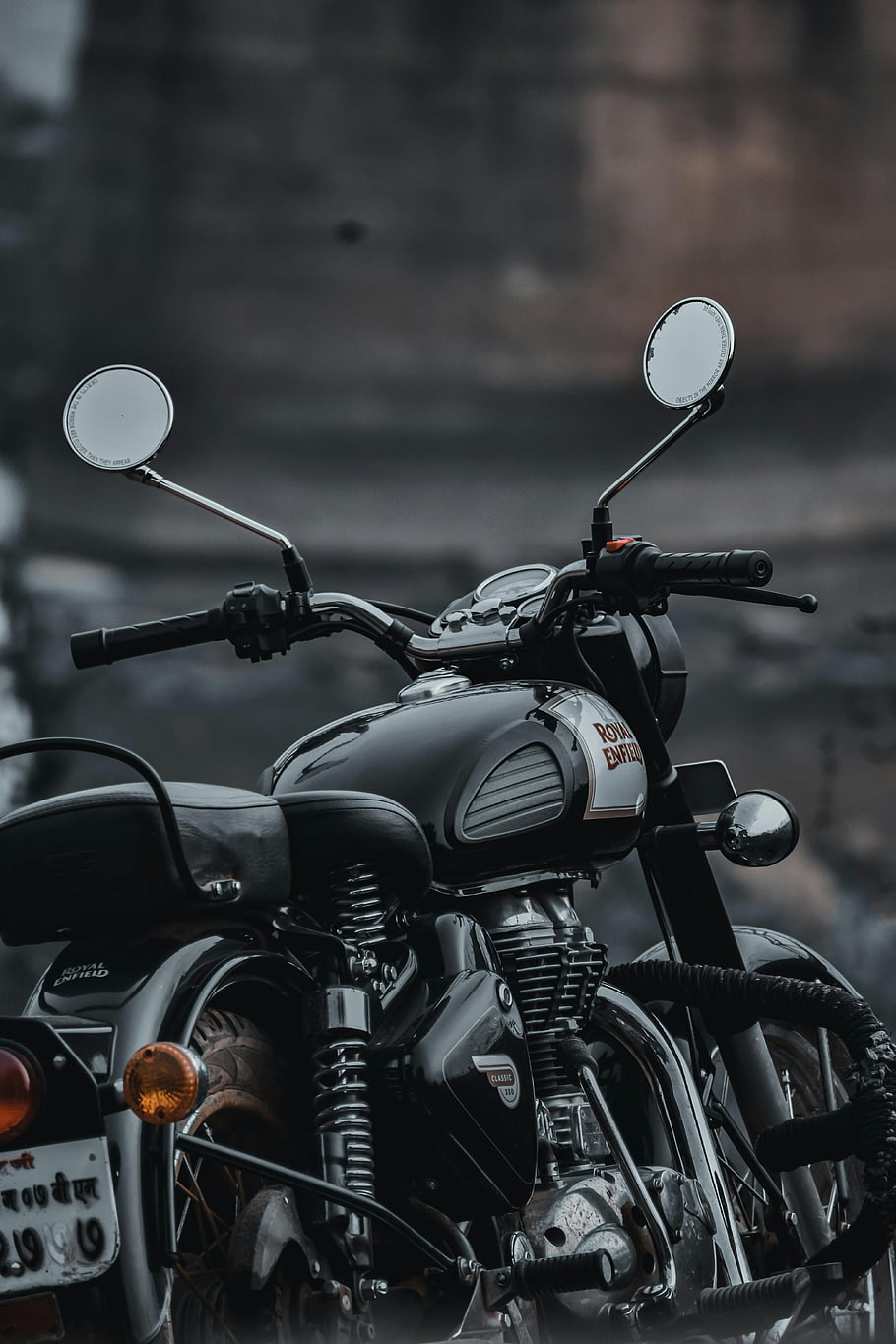 ročník motocyklu, Chromové detaily, Klasický design, retro styl, detailní fotografie, selektivní zaměření, královské enfield, Zrcadla motocyklů, motor, Řídítka motocyklů, sedadlo motocyklu