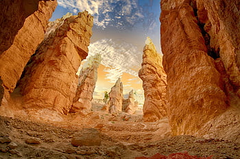 formazione rocciosa, formazioni di arenaria, cielo drammatico, erosione naturale, Rocce torreggianti, vista mozzafiato, paesaggio all'aperto, Caratteristiche geologiche, scenario del deserto, bellezza naturale, Modelli di erosione
