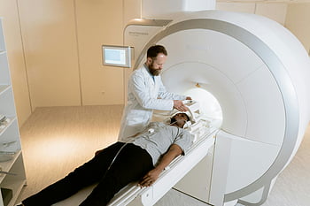 Dokter Memeriksa Pasien, mri memindai, fasilitas medis, Dokter Membantu Pasien, pemeriksaan kesehatan, Tenaga kesehatan, teknologi medis, Pencitraan diagnostik, perawatan pasien, prosedur medis, pengaturan rumah sakit