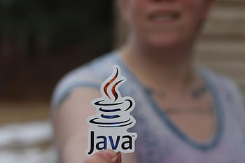 Stiker java, pengaturan luar ruangan, pria yang tersenyum, Tank top ungu dan putih, Fokus pada stiker, orang memegang stiker, Logo Java, foto luar ruangan, pengaturan santai, stiker teknologi, bahasa pemrograman