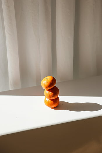 minimalist portakallar, doğal ışık, kapalı gölge, yığılmış portakal, üç portakal, minimalist fotoğrafçılık, meyve yığını, turuncu yığın, iç aydınlatma, natürmort fotoğrafçılığı, minimalist natürmort