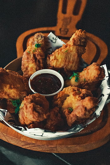 pollo fritto, salsa d'accompagnamento, croccante, piccante, ambiente rustico, delizioso, presentazione, vassoio di legno, fotografia di cibo, aperitivo, pasto