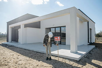realitní makléř, přilba, moderní dům, na prodej znamení, dům na prodej, nemovitost, vlastnictví, prodej domů, realitní kancelář, staveniště, soukromý majetek