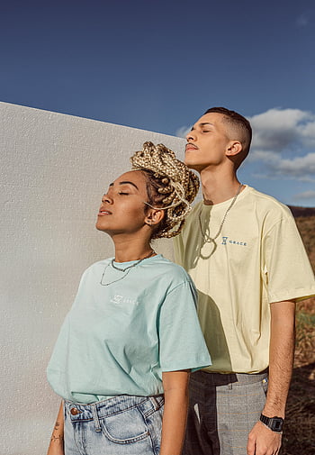 mand og kvinde, hvid væg, Pastel-t-shirts, Stilfuldt par, lukkede øjne, udendørs, mode, Afslappet stil, sommer mode, gadestil, Rolen øjeblik