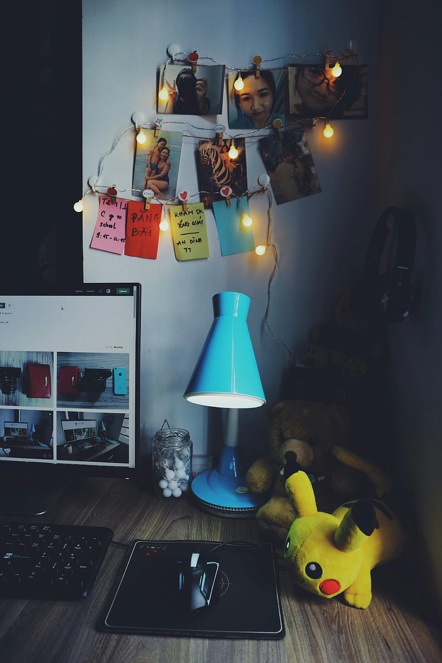 Hnědý psací stůl, různé barevné položky, řetězec světla, fotky, modrá lampa, Nastavení teplého stolu, pozvání stůl, dekor stolu, plyšová hračka, Medvídek, Pikachu plyš