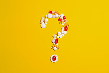 薬の丸薬、 黄色の背景、 各種の丸薬、 カプセル、 疑問符、 薬のお問い合わせ、 明るい黄色、 ピルの配置、 健康に関する質問、 医薬品、 医療クエリ