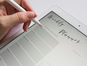 Digitální týdenní plánovač, obrazovky tabletu, Bílý stylus, organizace, Ruční držení stylusu, Digitální psaní, Týdenní plán, Plánování událostí, seznam úkolů, Digitální organizace, Plánovač tabletů