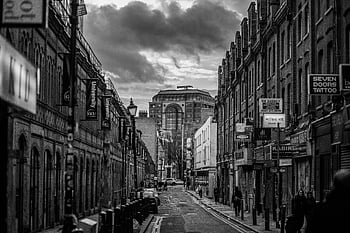 foto preto e branco, cena de rua, edifícios urbanos, paisagem urbana, pessoas andando, Sinais de transito, loja de tatuagens, céu nublado, fotografia monocromática, fotografia de rua, vida urbana