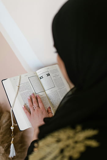 czarny hidżab, koran, czytanie w pomieszczeniach, wiara, duchowość, czytanie kobiety, tekst religijny, biały papier do drukarki, scena wewnętrzna, praktyka wiary, moment duchowy