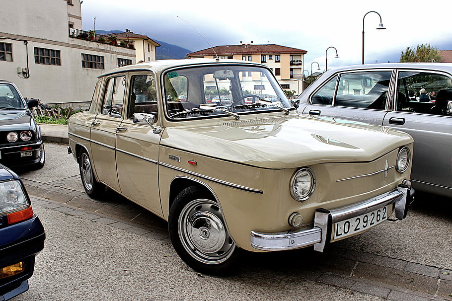 renault 8, Fasa, 1970, Historické auto, klasické auto, béžová barva, Evropské auto, zaparkované auto, poznávací značka, LO-29266, pouliční scény