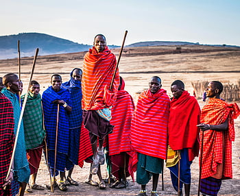 Masajští muži, tradiční oděv, Kulturní skokový tanec, živé šátky, venkovní výkon, hole, africké kultury, Skupinová aktivita, kmene maasai, kulturní tradice, tradiční tanec