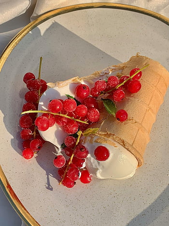 vanilková zmrzlina, červený rybíz, vafle kužel, léto léčit, flatlay, dezert, deska, fotografování potravin, ovocná poleva, krémová, osvěžující