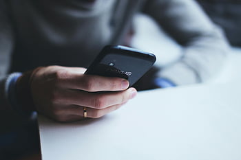smartphone Nexus, personne utilisant le téléphone, fermer, téléphone intelligent, table blanche, tenant le téléphone, Appareil Nexus, appareil mobile, La technologie, cadre intérieur, Téléphone
