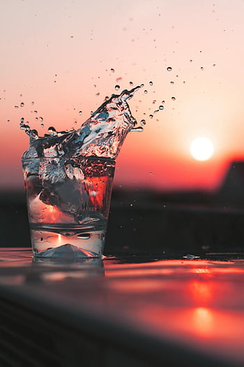 glas vand, rød sol, solnedgang baggrund, vandstænk, Levende solnedgang, Forfriskningstemaer, Dramatisk stænk, solnedgang scene, vand glas, solnedgang foto, forfriskende drink