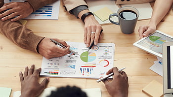 kancelář setkání, Kolegové diskutují, analýza dat, Diskuse o strategii, grafy a sazby, pracovní schůzka, Spolupráce týmu, Kancelářské prostředí, Vizualizace dat, Profesionální diskuse, kancelářský prostor