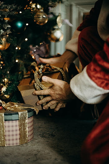 Noel Baba kostümü, altın hediye kutusu, Noel ağacı, tatil ruhu, süslü ağaç, Noel Baba, Hediye Yerleştirme, Noel süsleri, şenlikli sahne, tatil sezonu, hediye sarma