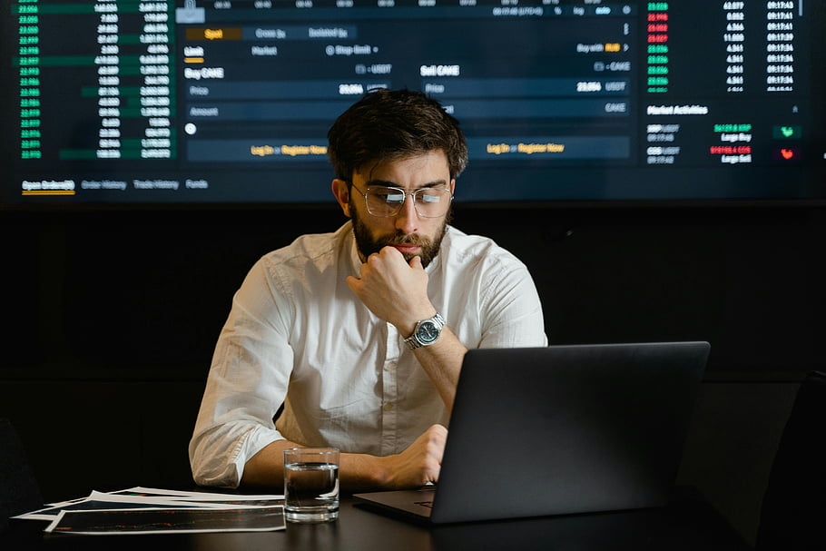 Analýza akciového trhu, muž analyzující data, laptop, Nastavení kanceláře, burza, finanční údaje, tržní strategie, obchodník, Obchodní obrázky, Současná technologie, Vnitřní pracovní prostředí