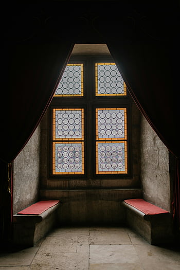 sala del castillo medieval, bancos de piedra, vitral, bancos acolchados rojos, Interior gótico, atmósfera serena, arquitectura medieval, diseño de interiores, Edificio histórico, muros de piedra, vista de la ventana