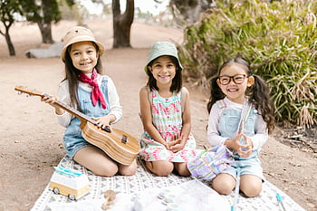女の子たち、 ピクニック毛布、 晴れの日、 屋外、 笑顔の女の子、 陽気なピクニック、 屋外ピクニック、 遊んでいる子供たち、 ピクニックシーン、 自然の設定、 夏の活動