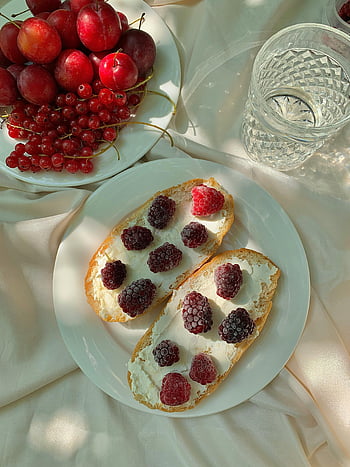prima colazione, lamponi, crema, crostini, frutti di bosco, frutti rossi, piatto di ceramica, Delizioso accordo, Presentazione artistica, pasto mattutino, cibo salutare
