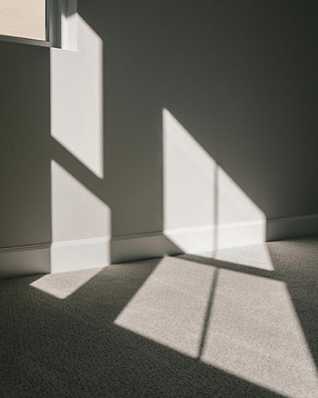 modern oda, pencere gölge, geometrik gölgeler, Güneş ışığı, iç dizayn, Duvar Gölgeleri, zemin gölgeleri, Çağdaş İç Mekan, doğal ışık, mimari gölgeler, minimalist tasarım