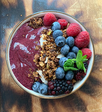 acai tál, közelkép, friss bogyós gyümölcsök, granola, Az egészséges táplálkozás, felülnézet, finom, Áfonya, málna, szeder, menta