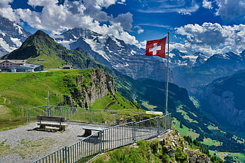 švýcarské Alpy, grindelwald, švýcarská vlajka, panoramatický výhled, Svěží zelená krajina, prohlížení paluby, Kultovní švýcarská vlajka, dechberoucí výhled, švýcarské krajiny, horský výhled, alpské scenérie