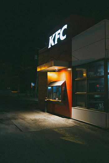kfc, noite, iluminado, restaurante, sinalização, rua quieta, comida rápida, sinal de neon, exterior do edifício, cena urbana, atmosfera noturna