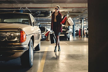 žena, chůze, šedé auto, podzemní parkoviště, nákupní tašky, elegantní, móda, styl, vozidlo, garáž, městský