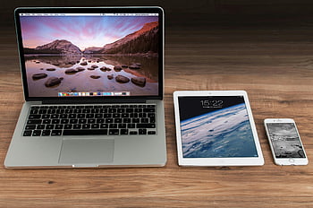 macbook pro, fehér ipad, alma laptop, tabletta, okostelefon, fából készült íróasztal, modern munkaterület, alma eszközök, műszaki beállítás, irodai eszközök, digitális munkaterület