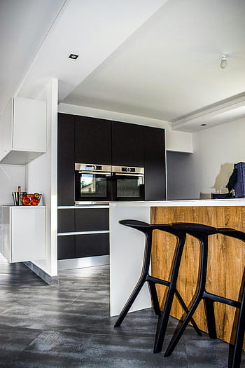 bancos de bar de madeira pretos, Cozinha contemporânea, armários elegantes, bancos elegantes de bar, design minimalista, cozinha moderna, Bancos de bar preto, ilha de cozinha, Cozinha Minimalista, Bancos de bar modernos, decoração da cozinha