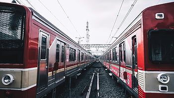 赤い電車、 鉄道駅、 曇り空、 ダイナミックショット、 向かい合う電車、 線路、 赤い列車、 電車の写真、 鉄道写真、 電車のシーン