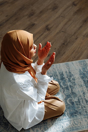 žena se modlí, Hnědý hidžáb, otevřené ruce, tradiční oděv, Vnitřní modlitba, ramadán, víra, duchovno, náboženské praxe, muslimské ženy, modlitební póza
