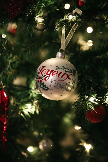 Noel topu, yakın çekim, Joyeux Noel Süsleme, süslenmiş noel ağacı, parlayan süs, tatil dekorasyonu, bayram süsü, noel ağacı ışıkları, Noel süsleri, kış tatili, Noel süsü
