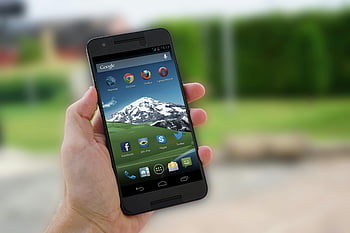 siyah android akıllı telefon, Yakın çekim akıllı telefon, Sosyal Medya Uygulamaları, Elinde akıllı telefon, Ekran, mobil cihaz, dijital teknoloji, el cihazı, Uygulama simgeleri, dış mekan ayarı, arka plan bulanık