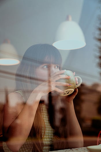 femeie care bea cafea, Café senină, moment de reflecție, sorbind cafea, Setarea cafenelei, femeie care se bucură de cafea, cană de cafea, cafenea de interior, moment pașnic, Femeie se bucură de cafea, Cafenea confortabilă