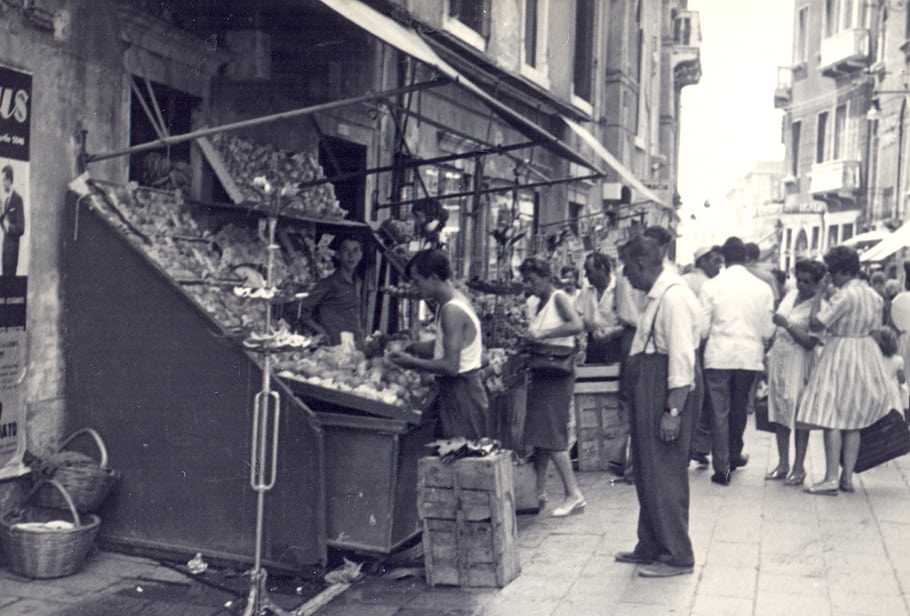 mercatino, gente che fa compere, bianco e nero, mercato all'aperto, Bancarella della frutta, scena urbana, foto d'epoca, folla, venditori ambulanti, città vecchia, vita quotidiana