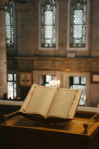 Åpent Koranen, tre bord, moskeen interiør, utsmykkede vinduer, Islamsk dekor, hellig bok, religiøs tekst, tre stativ, islamisk arkitektur, Åndelig setting, Koranen