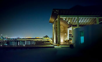 Moderne havnefronthus, oplyst om natten, Serene Cityscape, refleksion på vand, nat fotografering, havnefronten ejendom, moderne arkitektur, By lys, havudsigt udsigt, nat scene, bylandskab