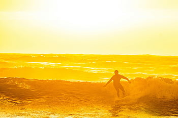 карам сърф, златен час, Silhouette Surfer, океански вълни, Жива светлина, бреговата линия, Сърфиране на залез, плажна сцена, сърф, океанска дейност, крайбрежен залез