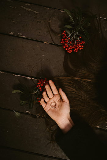 inel de argint, palma persoanei, fructe de padure rosii, suprafata lemnului, creativitate, Inel de reținere a mâinilor, fotografie de bijuterii, natură moartă, elemente naturale, Arta minimalistă, rustic fundal