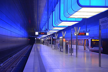 stanice metra, modrá světla, vlakové platformy, Moderní metro, bílá keramická dlažba, černá železniční kolejnice, Prostorná stanice, Elegantní platformy, Hafencity u, Pozoruhodná modrá světla, Moderní vlakové nádraží