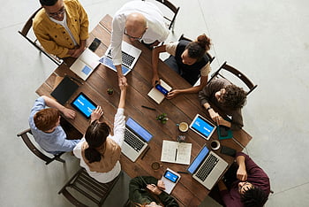 team diversificato, impostazione dell'ufficio, computer portatili, compresse, collaborazione, vista dall'alto, cooperazione, strette di mano, incontro, spazio di lavoro, tecnologia